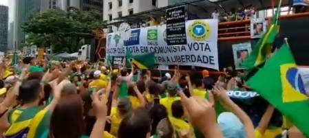 Manifestantes protestam na Av. Paulista contra indicação de Dino ao STF