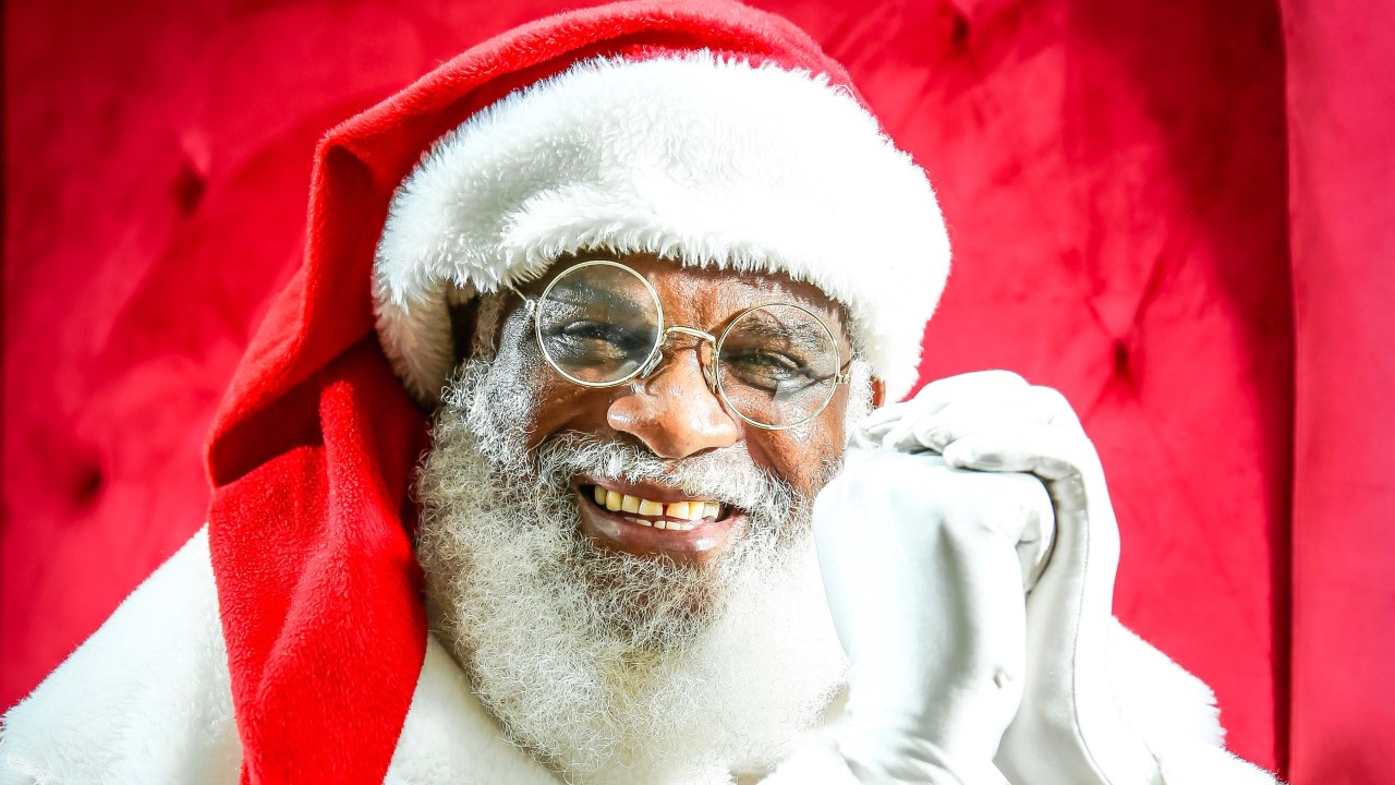 imagem mostra papai noel de óculos, sorrindo