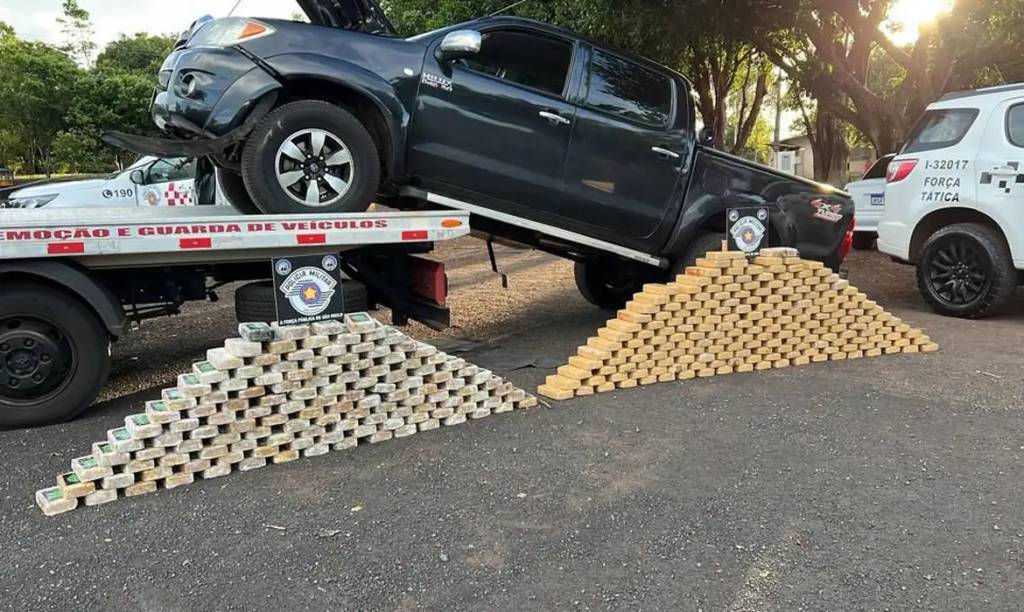 Policial é preso na SP-270 por transportar 338 quilos de droga