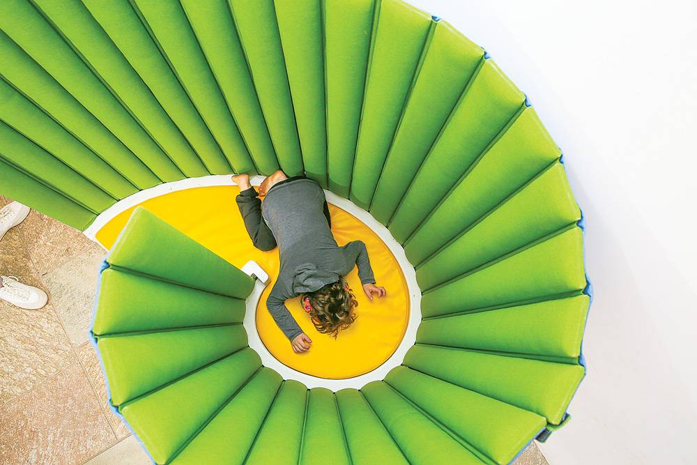 Jovem cria casulo sensorial para crianças do espectro autista