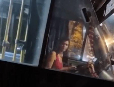 Mulher embriagada rouba micro-ônibus e provoca colisões na Zona Leste