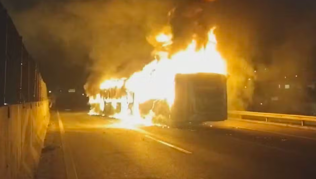 Manifestantes incendeiam ônibus na rodovia Anhanguera