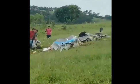 Avião que saiu de SP cai em MG e deixa 7 mortos
