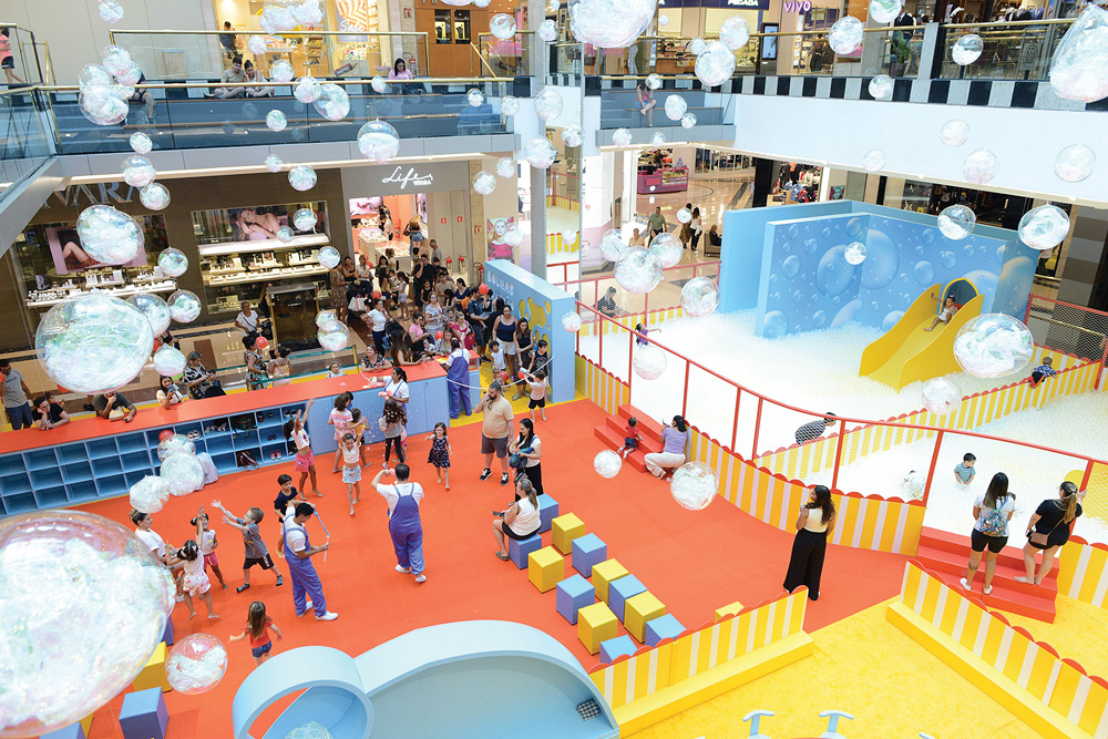 Bolhas de sabão invadem Shopping Anália Franco em nova atração
