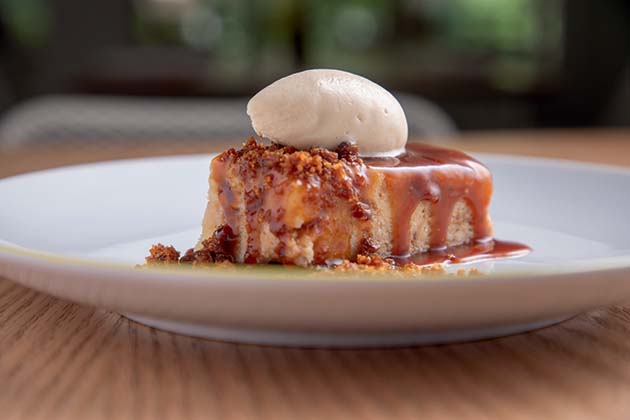 Pudim de croissant: com caramelo de uísque, praliné de pão e sorvete de caramelo Pudim de croissant: com caramelo de uísque, praliné de pão e sorvete de caramelo