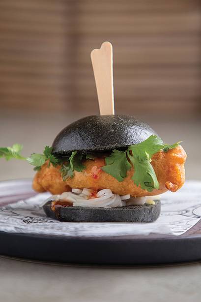 Bao de açaí com peixe frito: do Sororoca Bar Bao de açaí com peixe frito: do Sororoca Bar