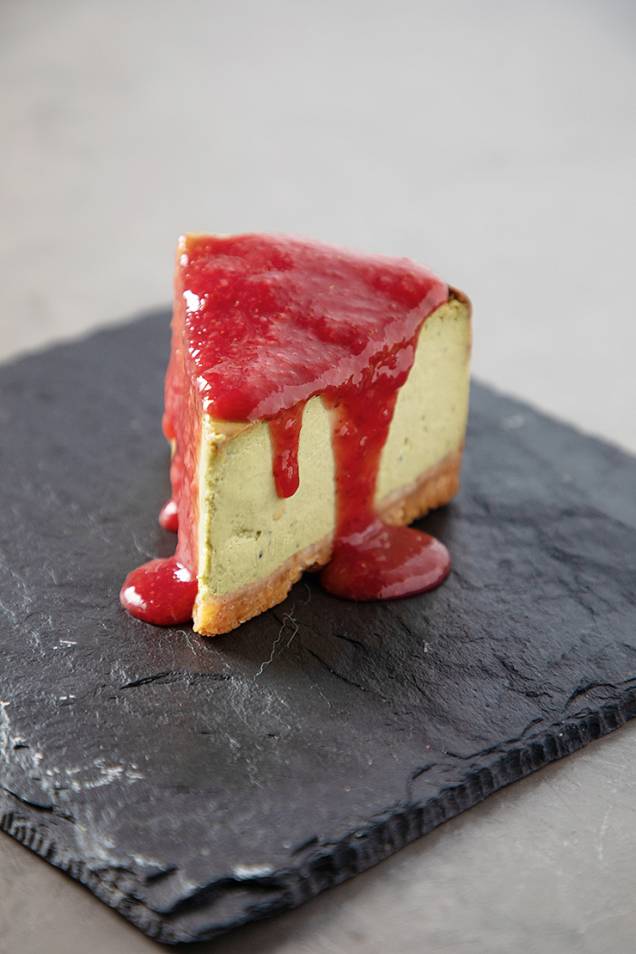 Cheesecake de matchá com calda de morango: especialidades da By Kim Confeitaria Cheesecake de matchá com calda de morango: especialidades da By Kim Confeitaria