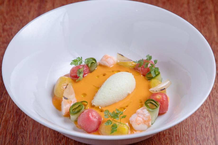 Gaspacho do Cala del Tanit: com camarão, pétalas de cebola e sorbet de pepino Gaspacho do Cala del Tanit: com camarão, pétalas de cebola e sorbet de pepino