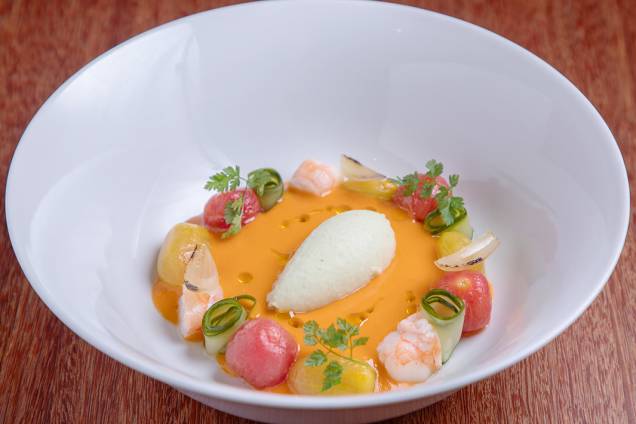Gaspacho do Cala del Tanit: com camarão, pétalas de cebola e sorbet de pepino Gaspacho do Cala del Tanit: com camarão, pétalas de cebola e sorbet de pepino