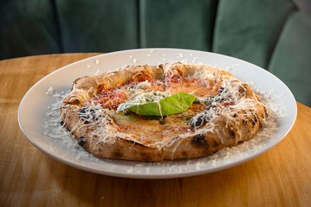 Pizza missô margherita: de muçarela, parmesão e manjericão com molho de tomate e missô Pizza missô margherita: de muçarela, parmesão e manjericão com molho de tomate e missô