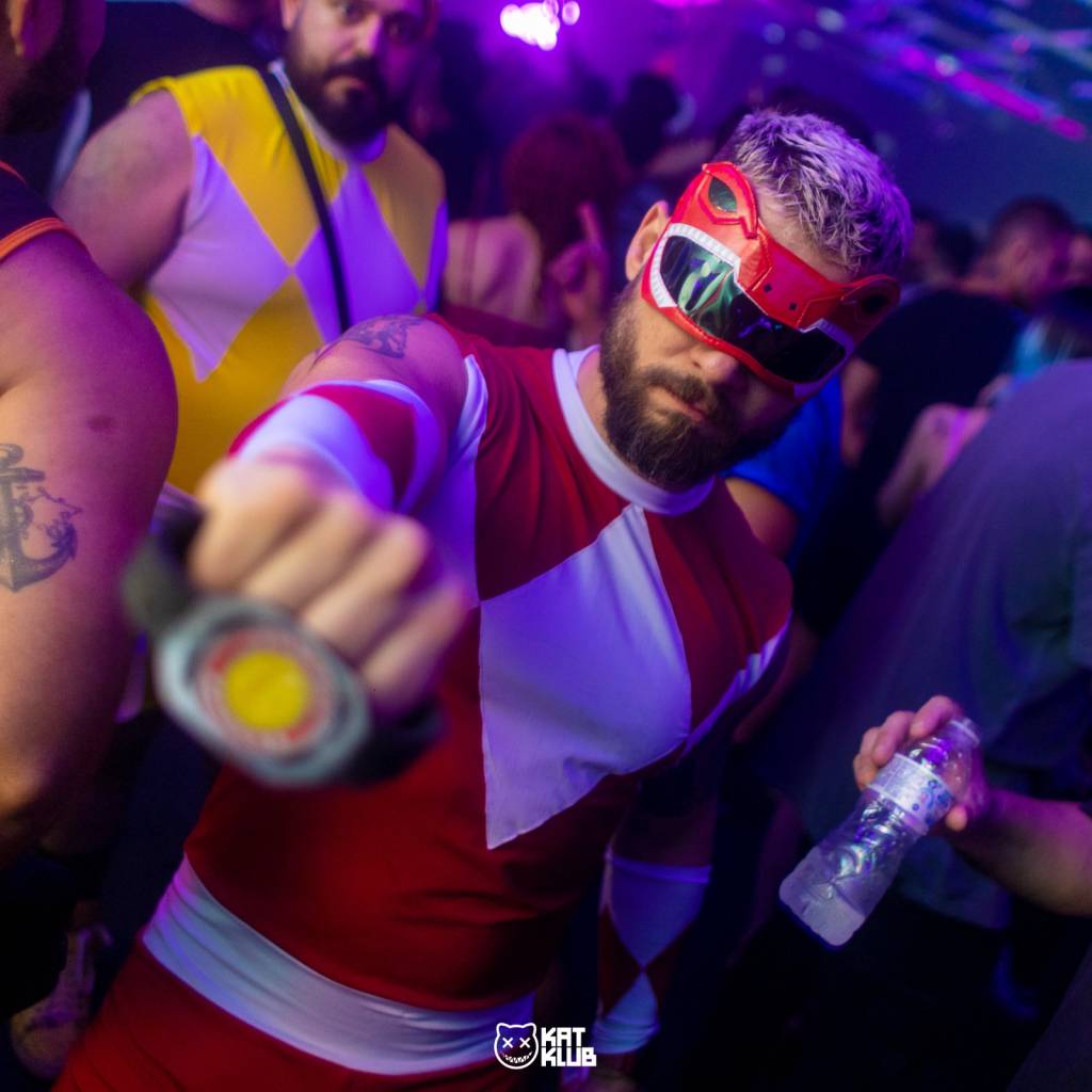 Power Rangers na pista: festa temática reúne DJs fantasiados