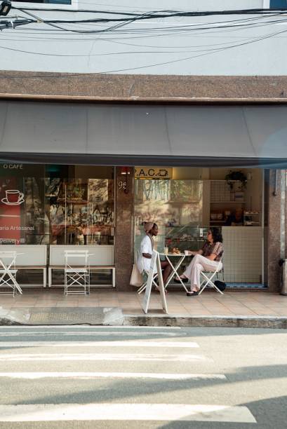 PAC Padaria: mesinhas na calçada de Perdizes PAC Padaria: mesinhas na calçada de Perdizes