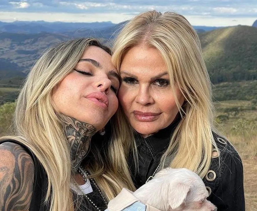 Monique Evans denuncia comentários homofóbicos em vídeo de beijo com noiva