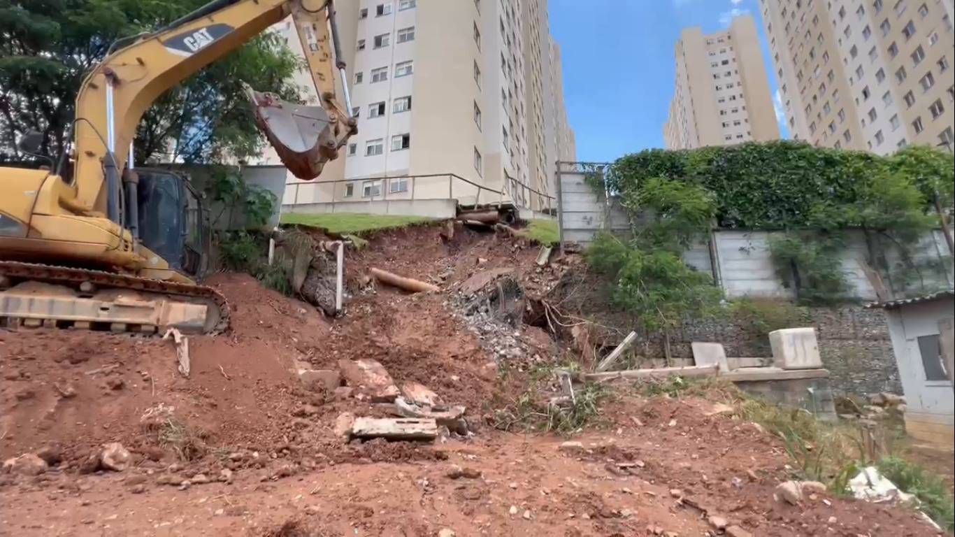 Defesa Civil interdita cinco casas no Capão Redondo após muro desabar