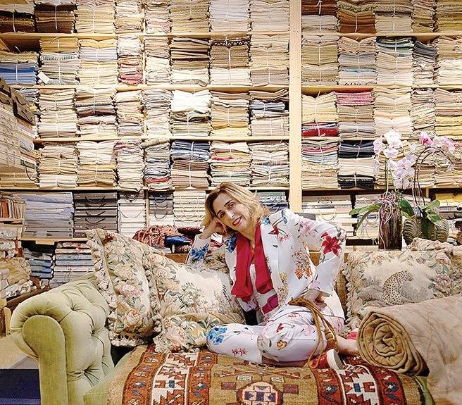 Designer italiana mantém loja com tapetes raros na Zona Oeste