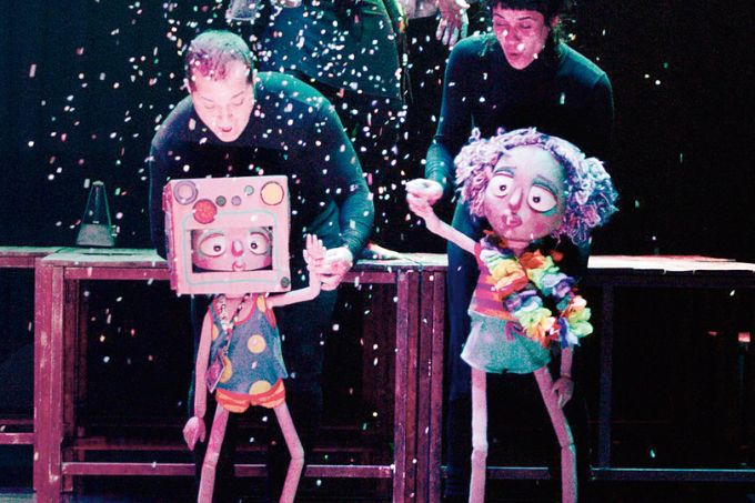 Espetáculo ‘Azul’ narra relação de menina com irmão autista