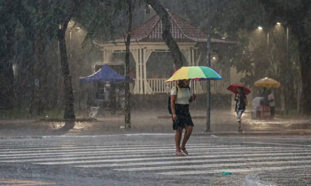 Chuva causa alagamentos e deixa uma pessoa desaparecida em São Paulo