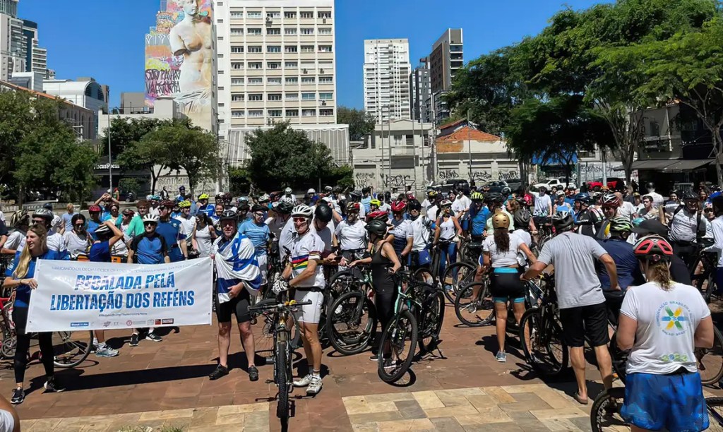 Ciclistas se reúnem pela libertação de reféns sequestrados pelo Hamas
