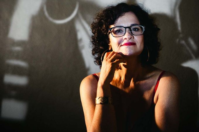 Fernanda Viacava resgata legado de Gabriela Leite em solo