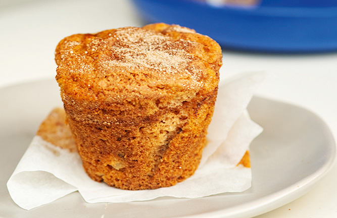 Bolinho de maçã: com pedaços da fruta, nozes, uva-passa branca