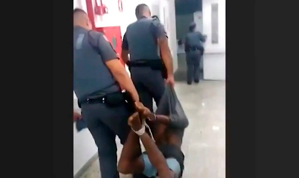 Homem amarrado com cordas por policiais pede indenização por tortura