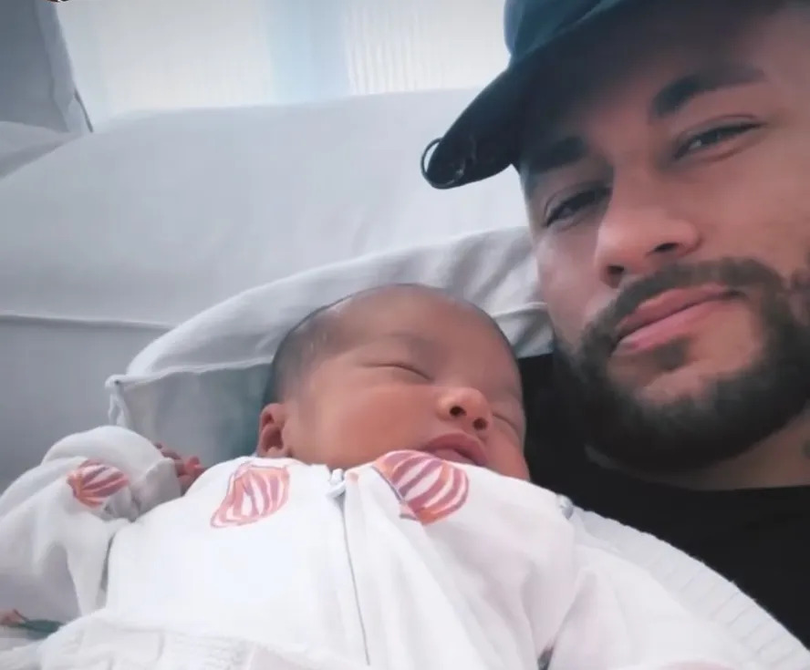 Neymar compartilha nova foto com a filha Mavie e se declara