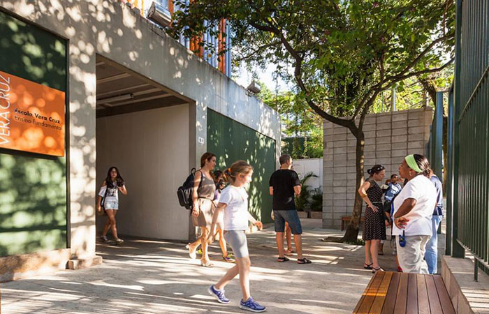 Pais de alunos da Escola Vera Cruz pedem proibição de celulares