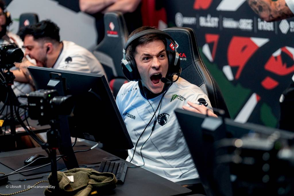 ginásio ibirapuera six invitational rainbow six Imagem mostra Lorenzo vibrando com o que parece ser uma vitória, com a boca aberta e os punhos cerrados erguidos na altura do rosto. Ele está sentado em uma cadeira gamer, na frente de um computador