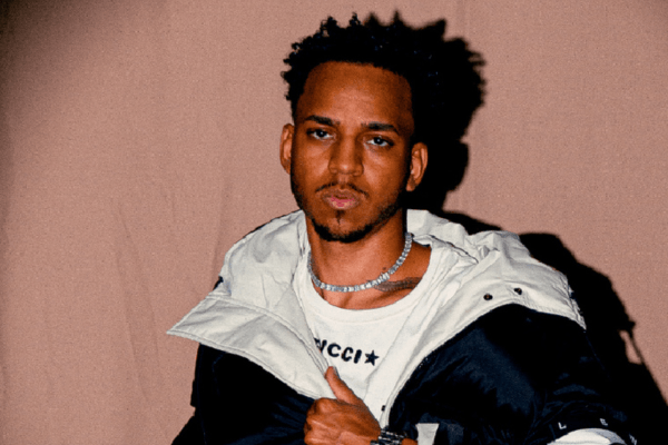 Kyan apresenta sua mistura de rap e funk em show solo no Cine Joia