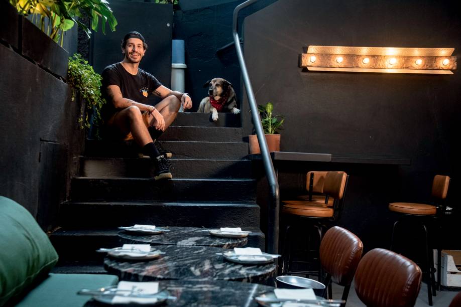 O sócio Marcel Forte com Clementina: a mascote batiza a casa O sócio Marcel Forte com Clementina: a mascote batiza a casa