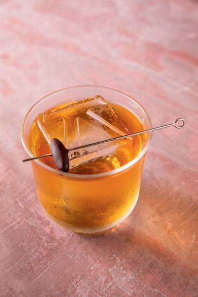 Drinque candango do Banqueta: uísque, licor de castanha-de-baru, Cynar e perfume de amburana Drinque candango do Banqueta: uísque, licor de castanha-de-baru, Cynar e perfume de amburana