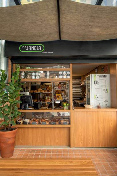 Na Janela Padaria Artesanal: ambiente com vitrine para a rua Na Janela Padaria Artesanal: ambiente com vitrine para a rua