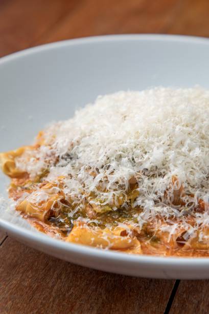 Pappardelle ao ragu de coelho: oculto por uma núvem de queijo ralado do Feriae Pappardelle ao ragu de coelho: oculto por uma núvem de queijo ralado do Feriae