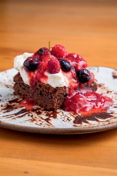 Sobremesa do Just a Bite: brownie halawi com frutas vermelhas e chantili