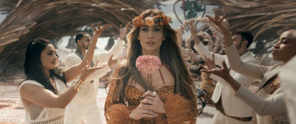 Filme de Jennifer Lopez consegue entreter tentando ser um pouco de tudo