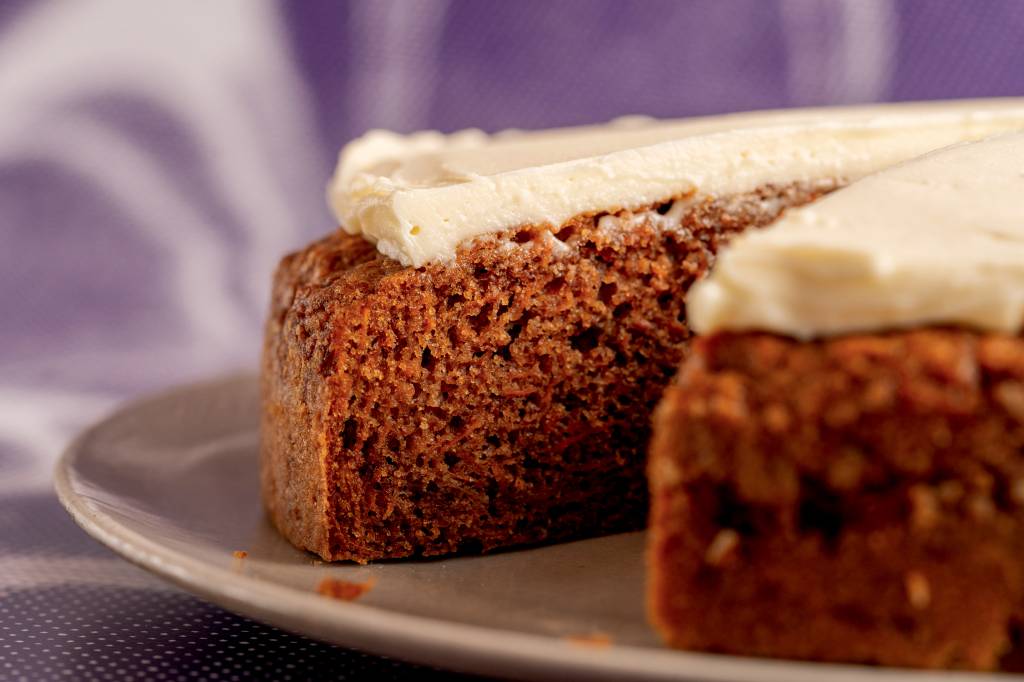 Bolo de cenoura americano, escuro e com cream cheese, vira queridinho