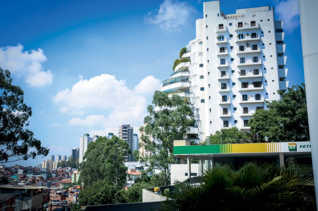 edifício penthouse Imagem mostra posto de gasolina em primeiro plano e, ao fundo, o Penthouse, com suas varandas em espiral. Ao fundo esquerdo, Paraisópolis