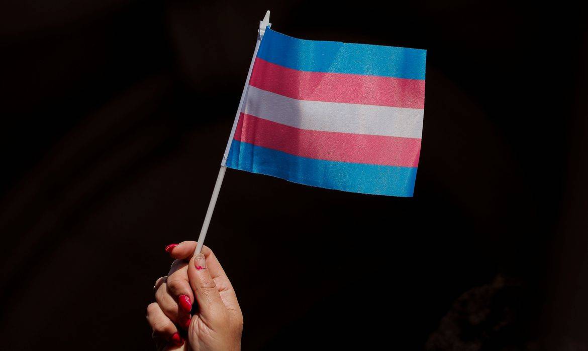 Justiça manda retomar cirurgias de prótese mamária para pessoas trans