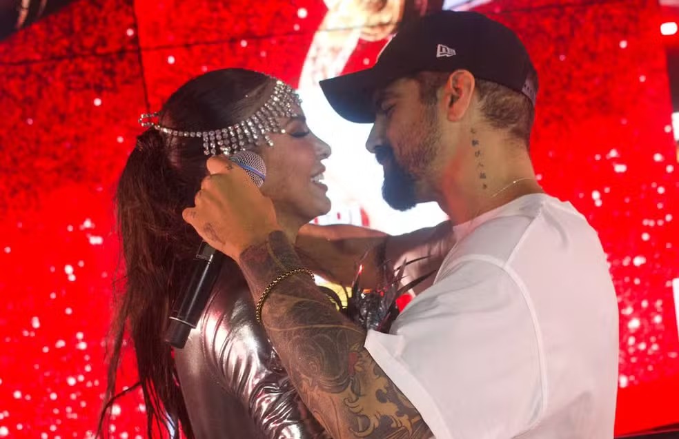 Caio Castro dá beijão em Alinne Rosa em cima de trio elétrico no Carnaval