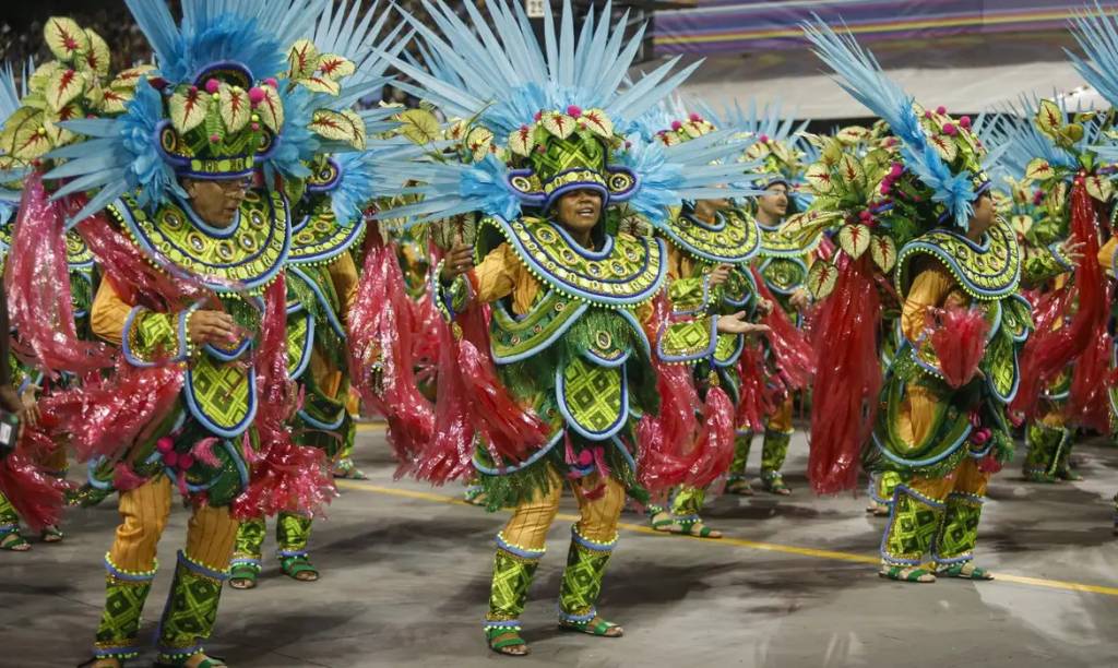 Escolas de samba campeãs desfilam hoje no sambódromo em SP