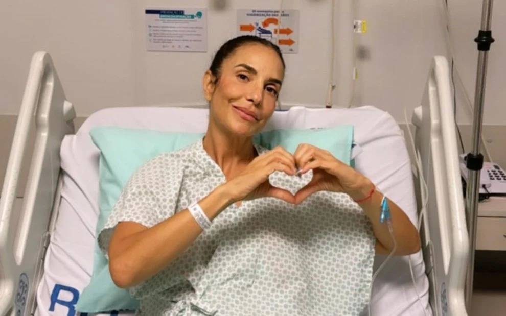 Ivete Sangalo é internada com pneumonia
