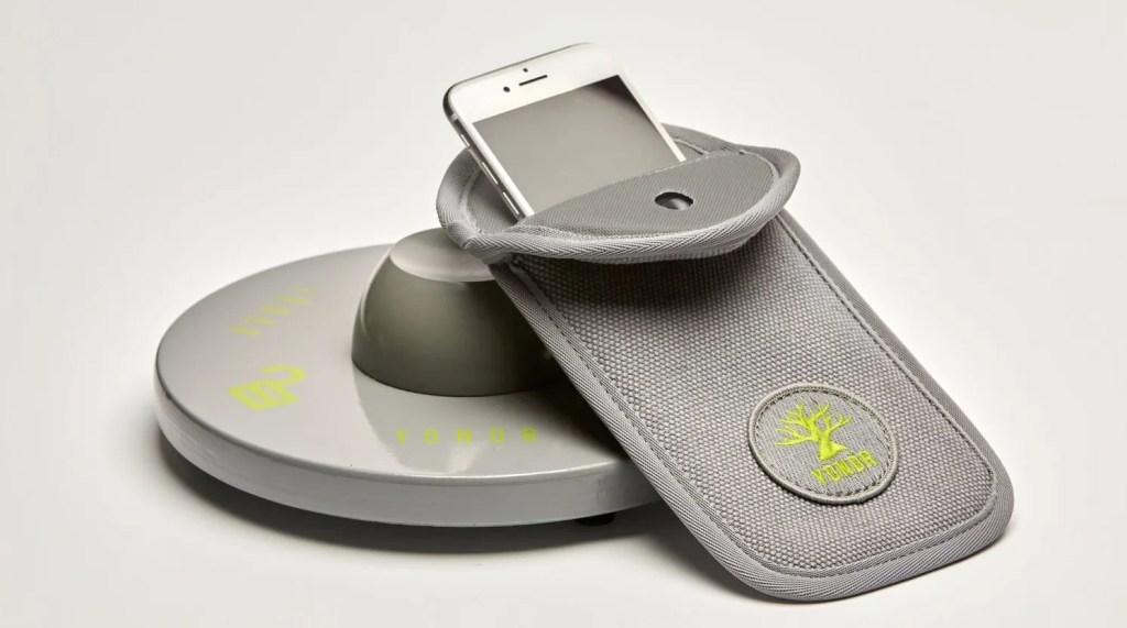 Escola adere a pochetes que trancam celulares de alunos