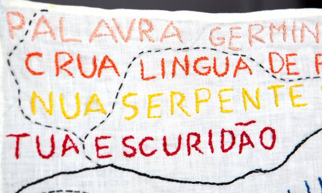 Poesia visual: detalhe de bordado de Maria Bethânia Poesia visual: detalhe de bordado de Maria Bethânia
