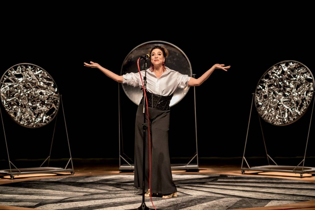 Marisa Orth vive alcoólatra em espetáculo