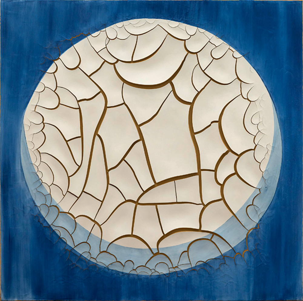 ADRIANA VAREJÃO Crédito Almeida & Dale Divulgação.jpg Azulejo redondo branco com quebras e vincos em fundo azul