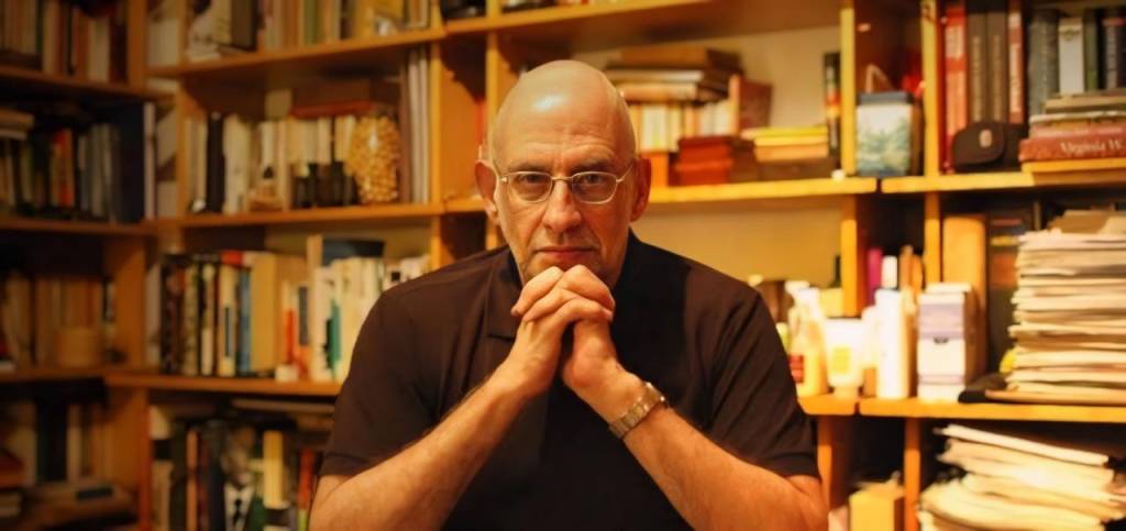 SP Escola de Teatro lança livro póstumo de crítico Alberto Guzik