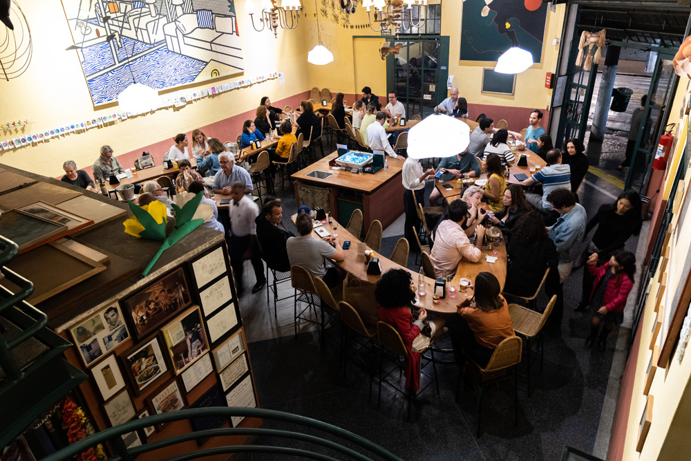 Após ameaça de fechamento, bar Balcão celebra 30 anos, com renovação de público