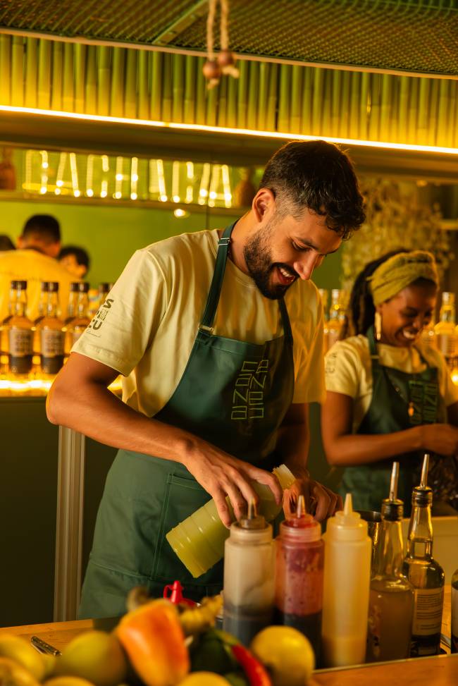 Cana Bar prateleira com cachaças e drinques