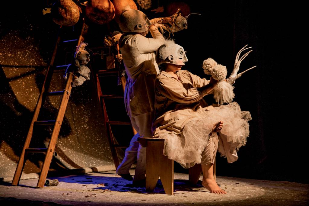 Grupo de teatro de animação conta fábulas de 4 países no Sesc Belenzinho