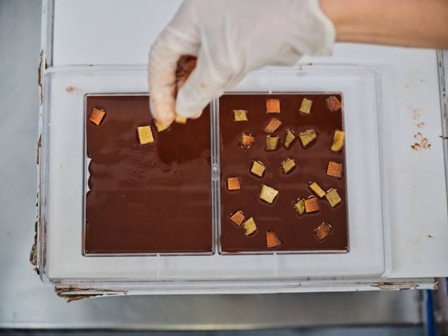 Etapa 4: cristalização na fôrma, quatro das etapas realizadas na Mission Chocolate Etapa 4: cristalização na fôrma, quatro das etapas realizadas na Mission Chocolate